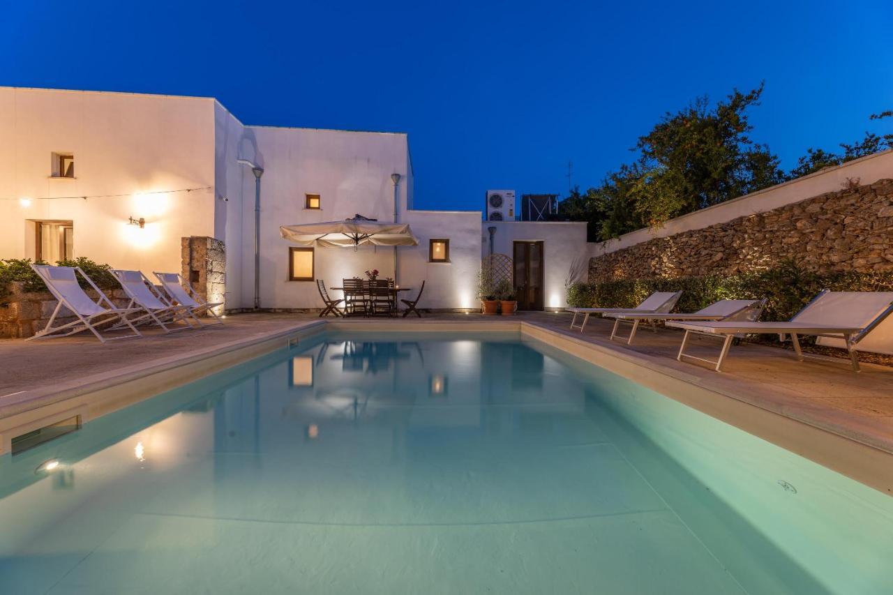 Courtyard With Pool Villa Racale Eksteriør billede