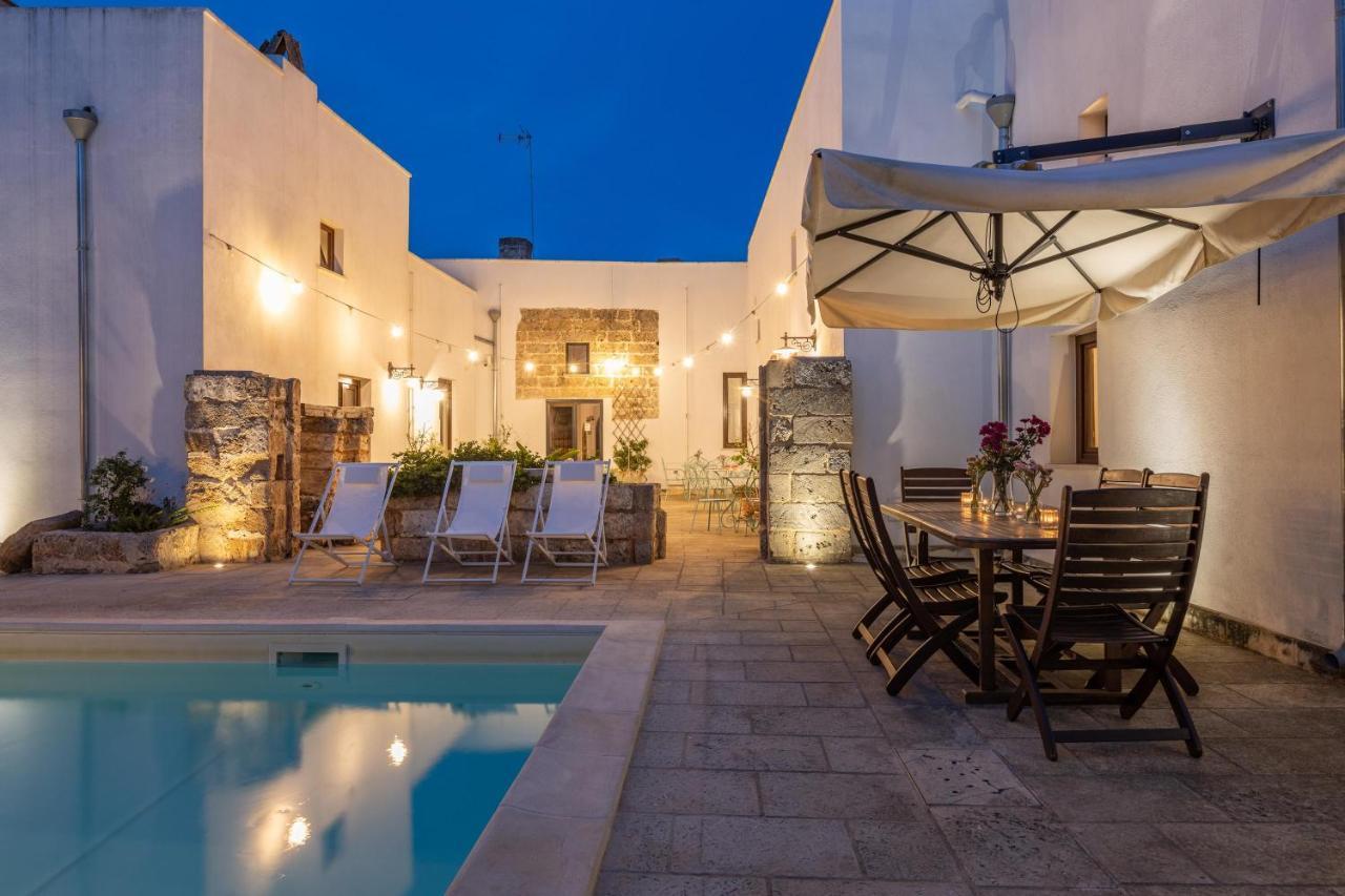 Courtyard With Pool Villa Racale Eksteriør billede